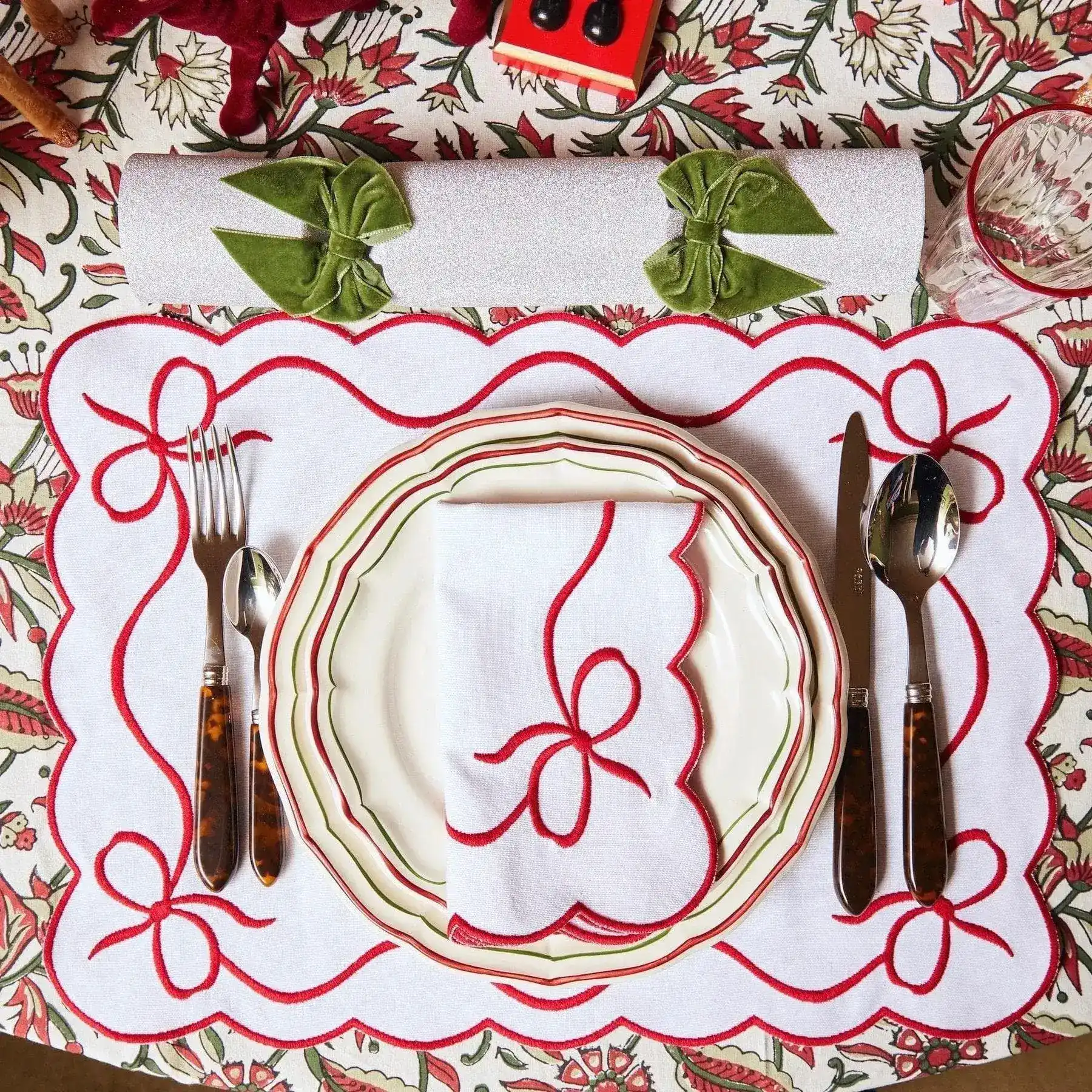 Elegant Emeral Green Embroidered Linen Placemats and Napkins Set - Image 4