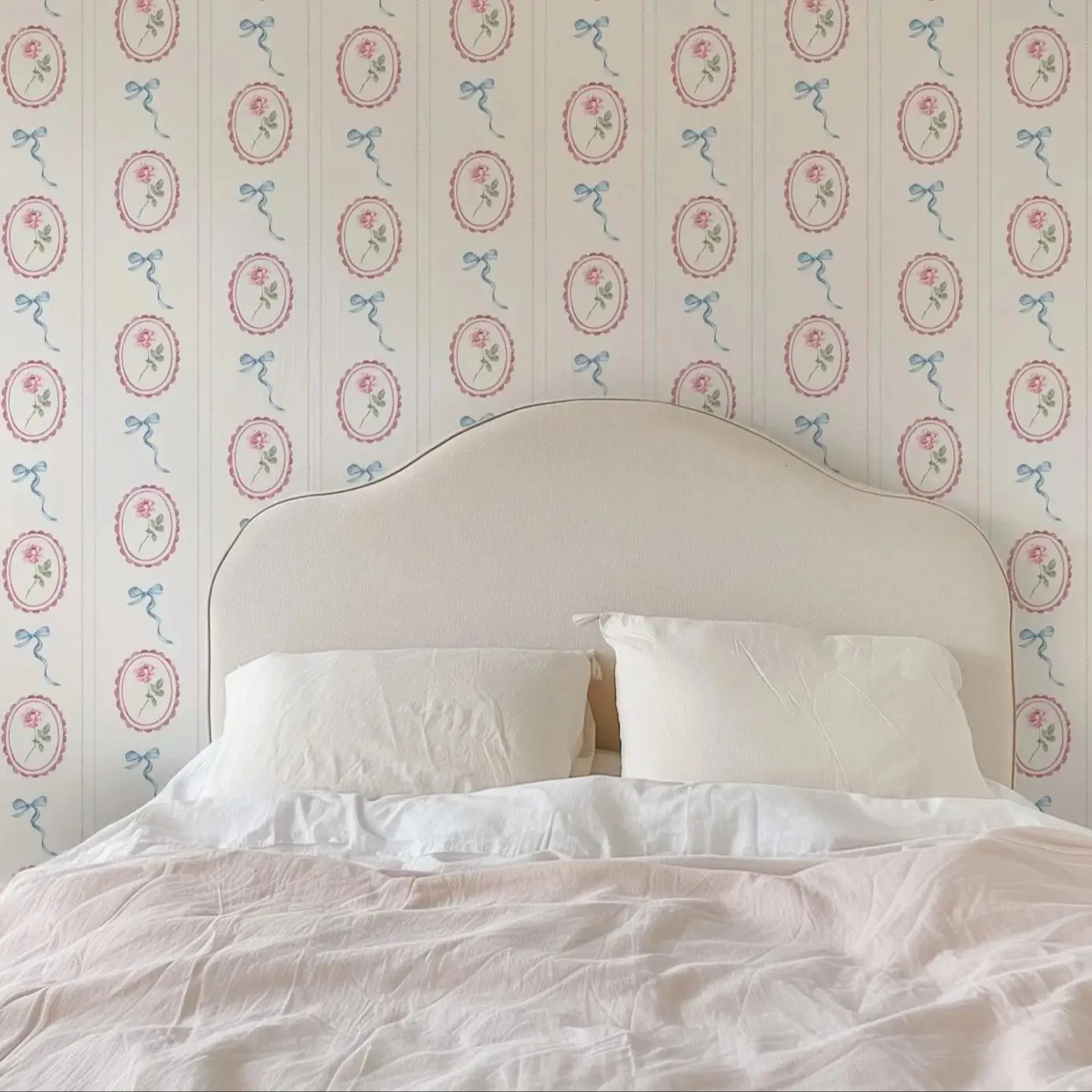 Rose and Bow Cottage Wallpaper - Image 3